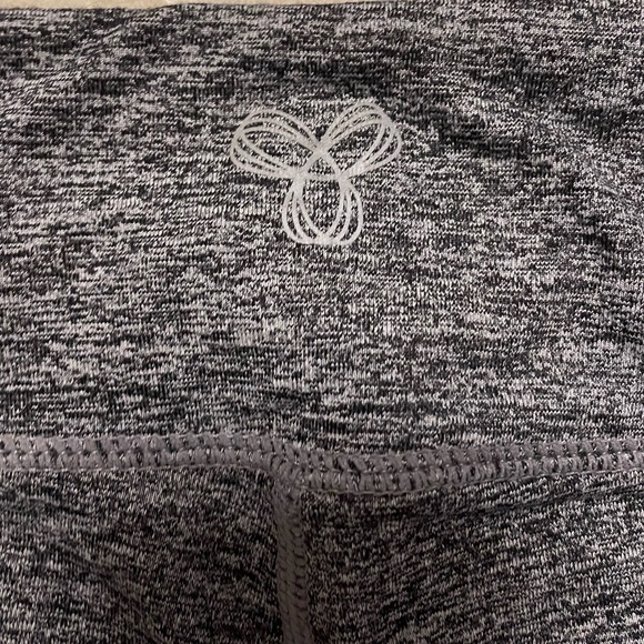 TNA xs charcoal leggings in great condition. - Picture 4 of 5
